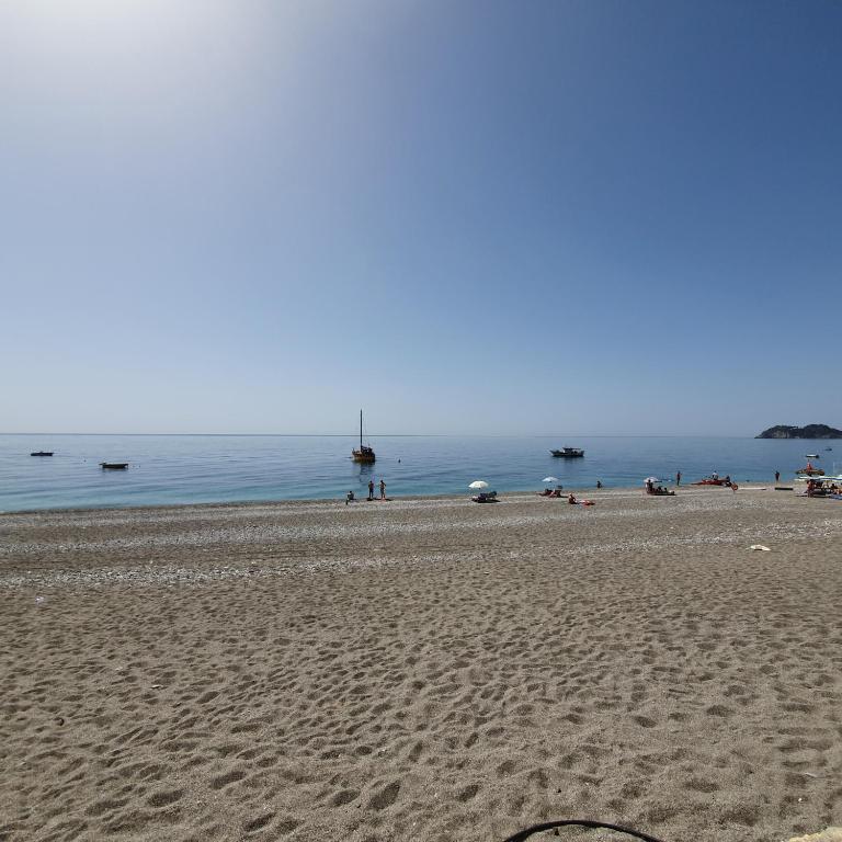 Luxury Beachfront Apartment Taormina Pool and Parking - Appartamento con 2 Camere da Letto - 63