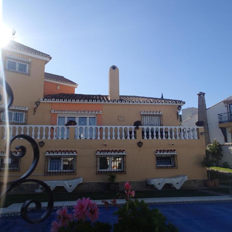 Casa de los Limones by Michael FAMILY VILLA NEAR PUERTO MARINA - Five-Bedroom House - 16