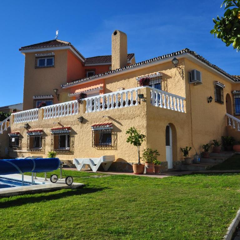 Casa de los Limones by Michael FAMILY VILLA NEAR PUERTO MARINA - Five-Bedroom House - 3