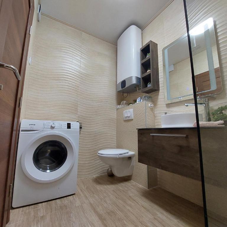 Vively Lux Apartment - Central & Spacious with Balcony and free WiFi - Two-Bedroom Apartment - 18