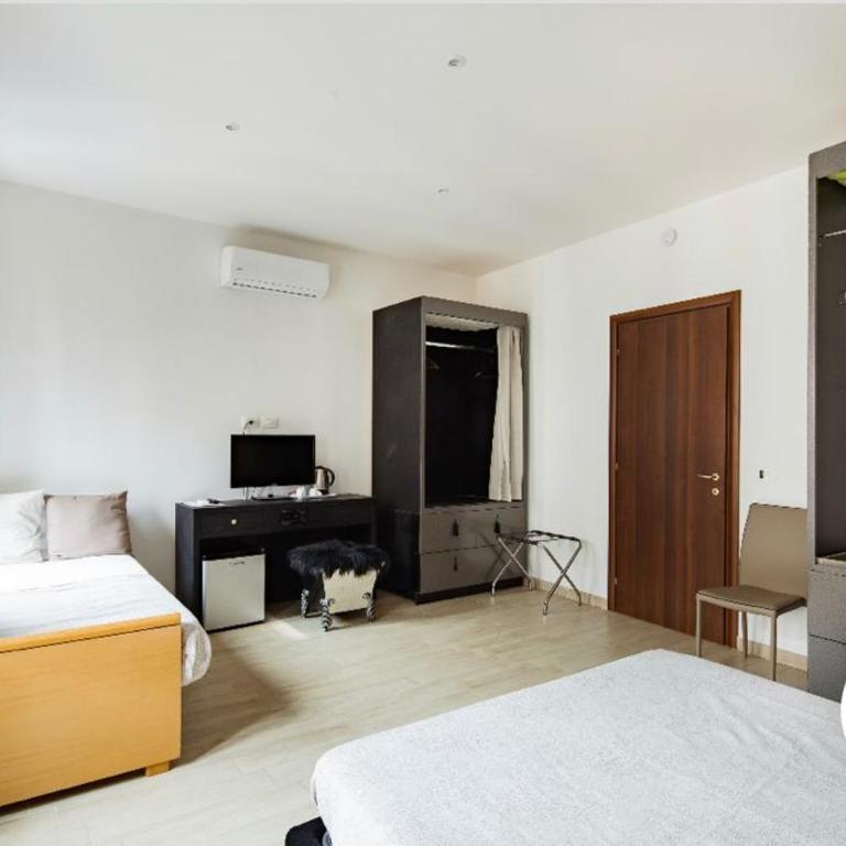 Blu Suite - Camera Tripla con Bagno Privato Esterno - 3