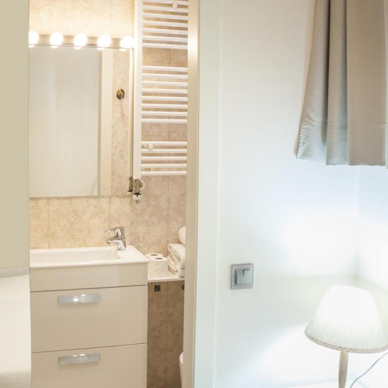 Hostal Excellence - Quadruple Room with Private Bathroom - 2