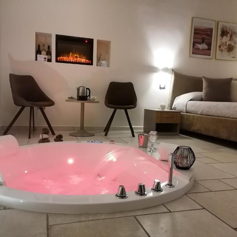 Lux Suite - Suite with Hot Tub - 11