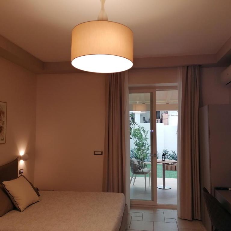 Lux Suite - Suite with Hot Tub - 19