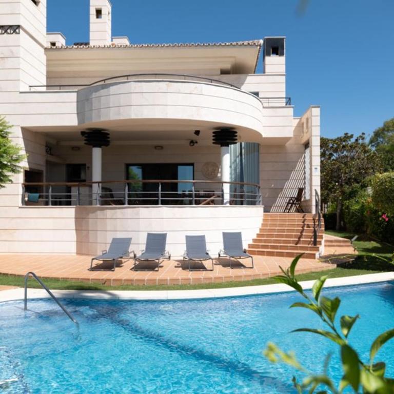 Beachside Villa in Puerto Marina, Benalmádena - Villa - 1