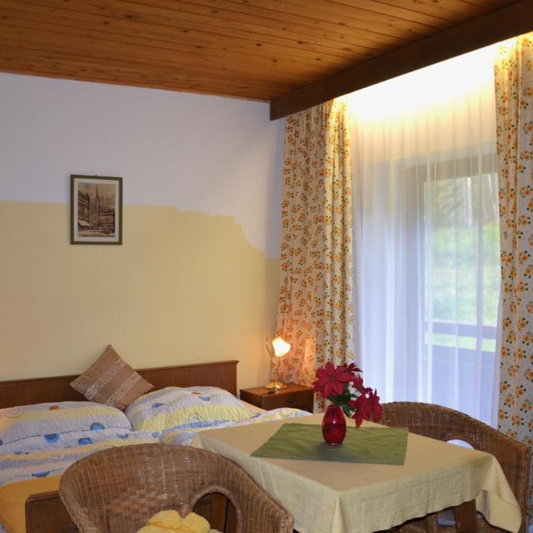 Gästehaus Christophorus - Doppelzimmer mit Parkblick - 1