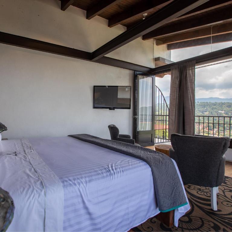 Hotel Santa Rosa - Suite with Hot Tub - 3