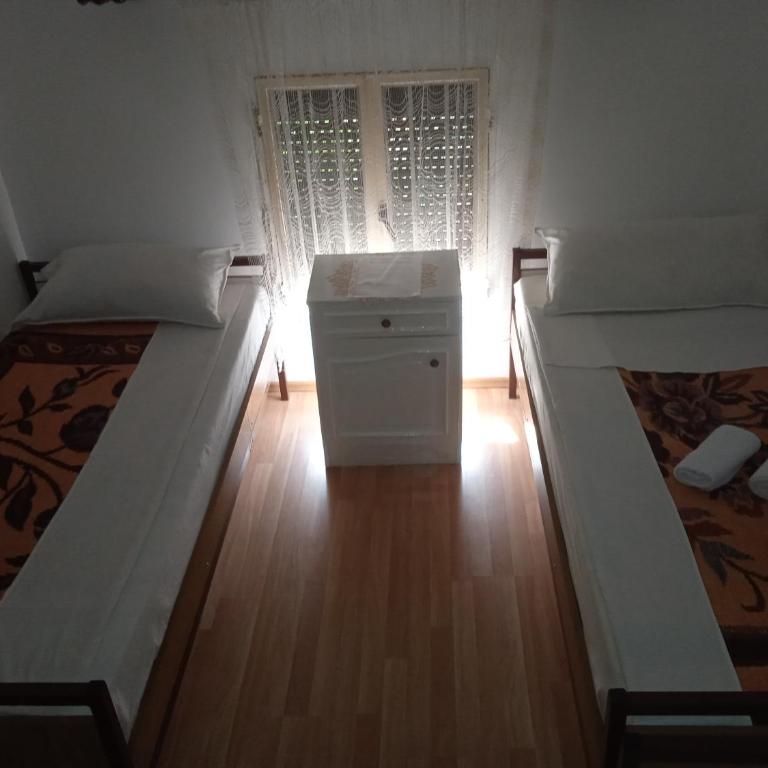 Hostel Vera - Airport Podgorica - Small Twin Room - 1