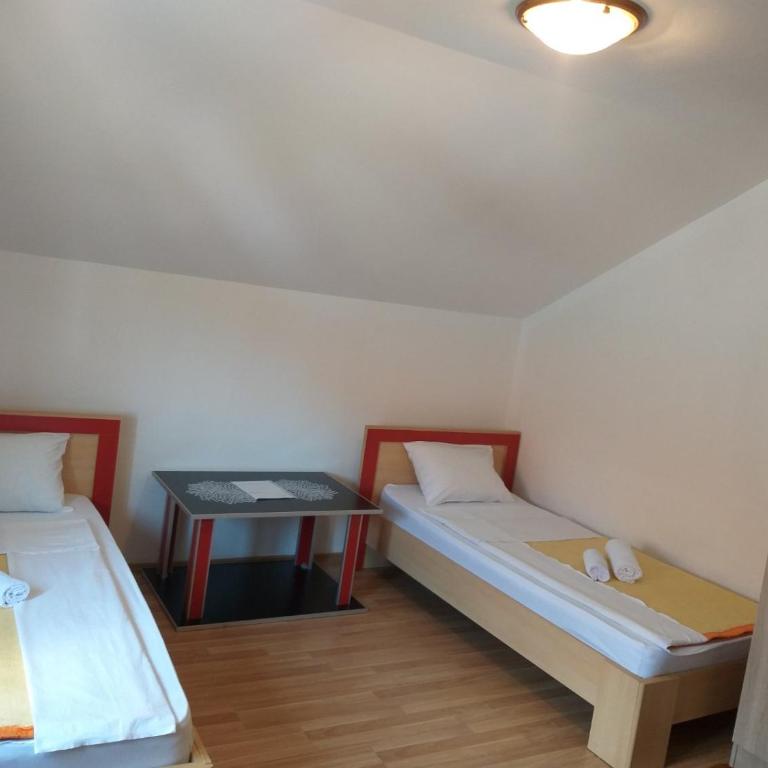 Hostel Vera - Airport Podgorica - Standard Twin Room - 3