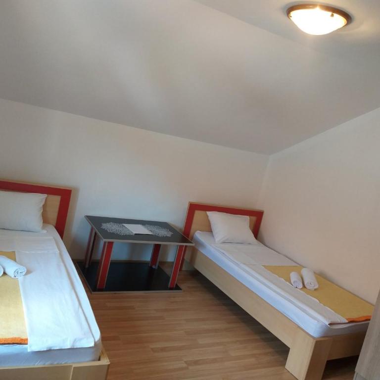 Hostel Vera - Airport Podgorica - Standard Twin Room - 2