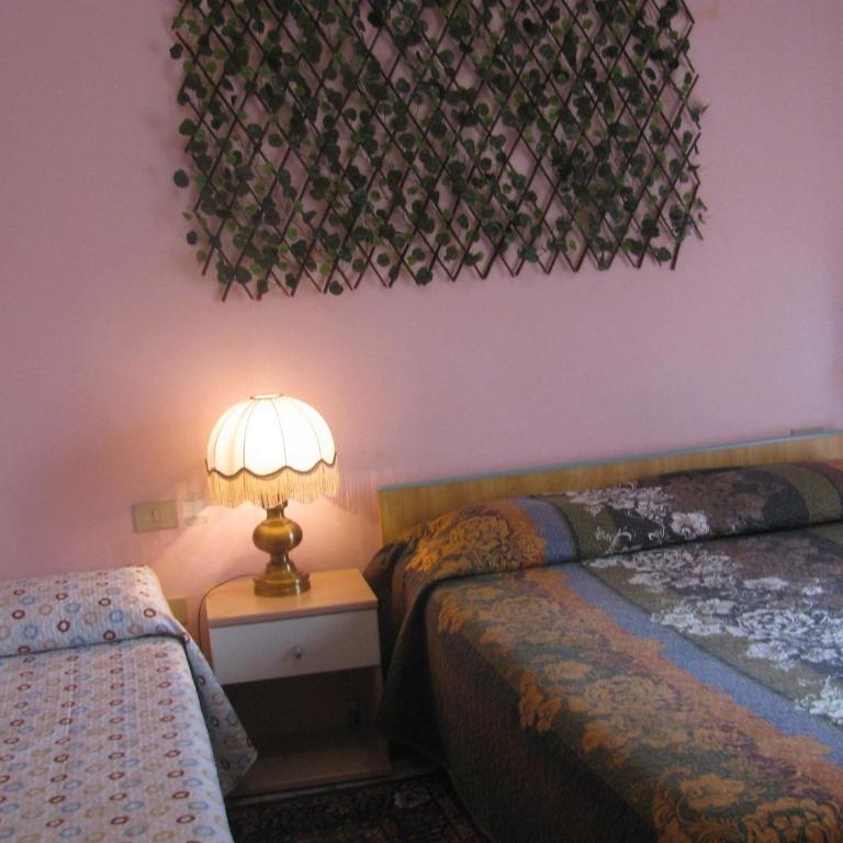 The Caponi Bros - Camera Matrimoniale con Letto Supplementare e Bagno in Comune - 1