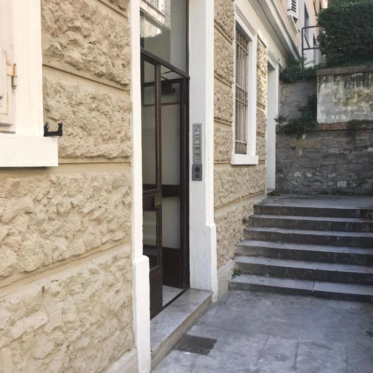 Alla Scalinata del Teatro Rossetti in viale XX Settembre parcheggio - Casa con 2 Camere da Letto - 53