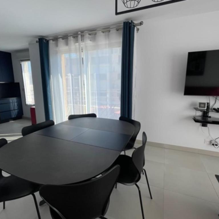 Beautiful Bright Apt At 3 Min Walk From The Beach - Apartment - 2