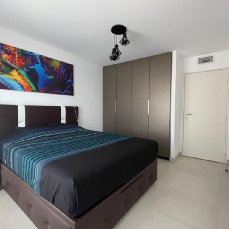Beautiful Bright Apt At 3 Min Walk From The Beach - Apartment - 6
