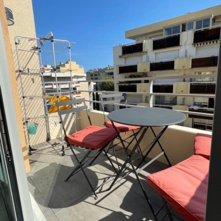 Beautiful Bright Apt At 3 Min Walk From The Beach - Apartment - 7