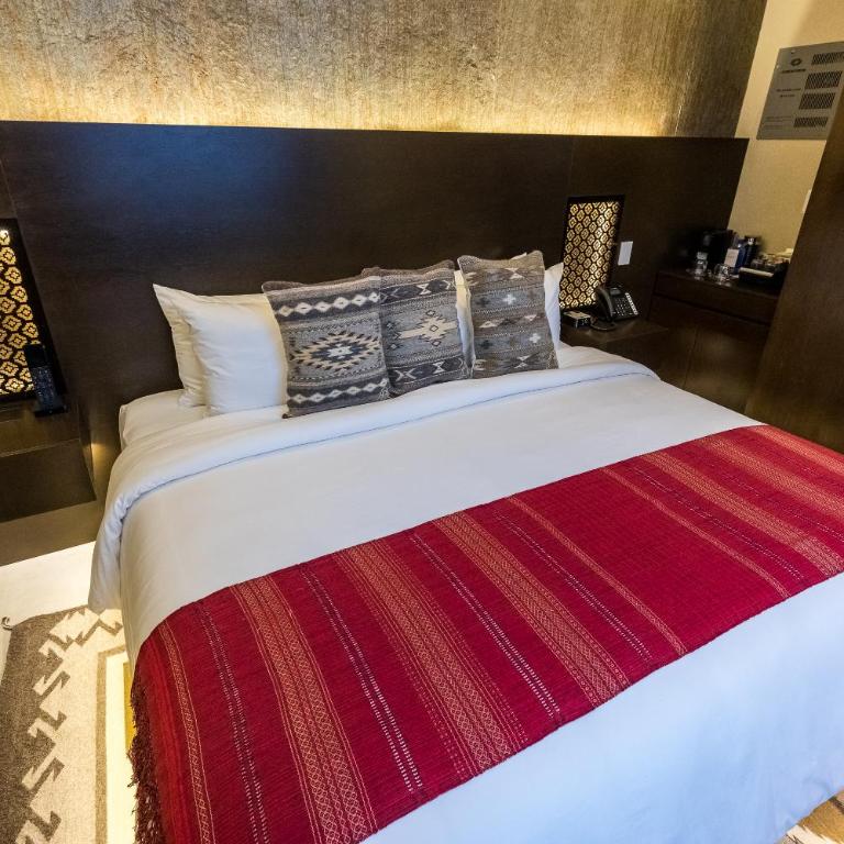 Casa Naila Hotel Boutique - Habitación con cama extragrande y vistas al jardín - 13