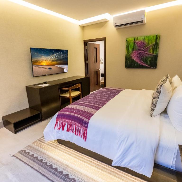 Casa Naila Hotel Boutique - Habitación con cama extragrande y vistas al jardín - 5