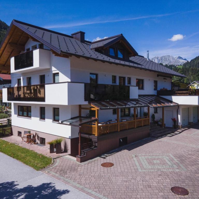 Ferienwohnung Maria Gstatter - Two-Bedroom Apartment with Balcony or Terrace - 1