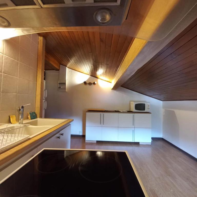 Logement mansardé dans maison avec jardin en bord de piste, vue montagne - Appartement 2 Chambres - 10