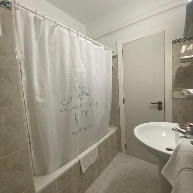 Hostal Pitiusa - Habitación Doble con baño privado - 2 camas - 5