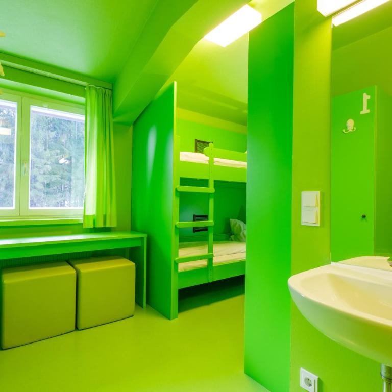Jugendherberge Oberammergau - Privates Vierbettzimmer mit Dusche - 2