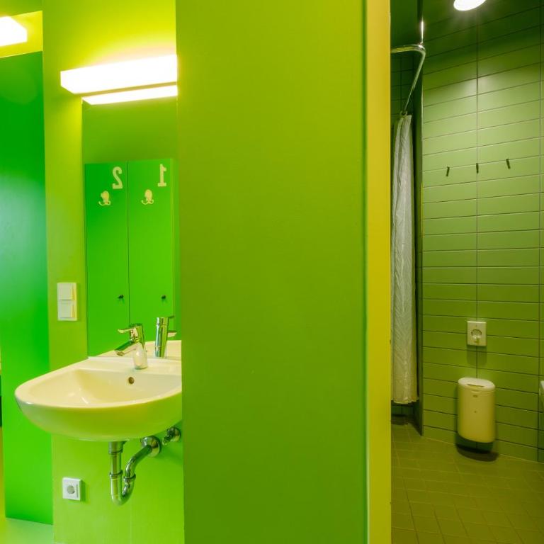Jugendherberge Oberammergau - Privates Vierbettzimmer mit Dusche - 4