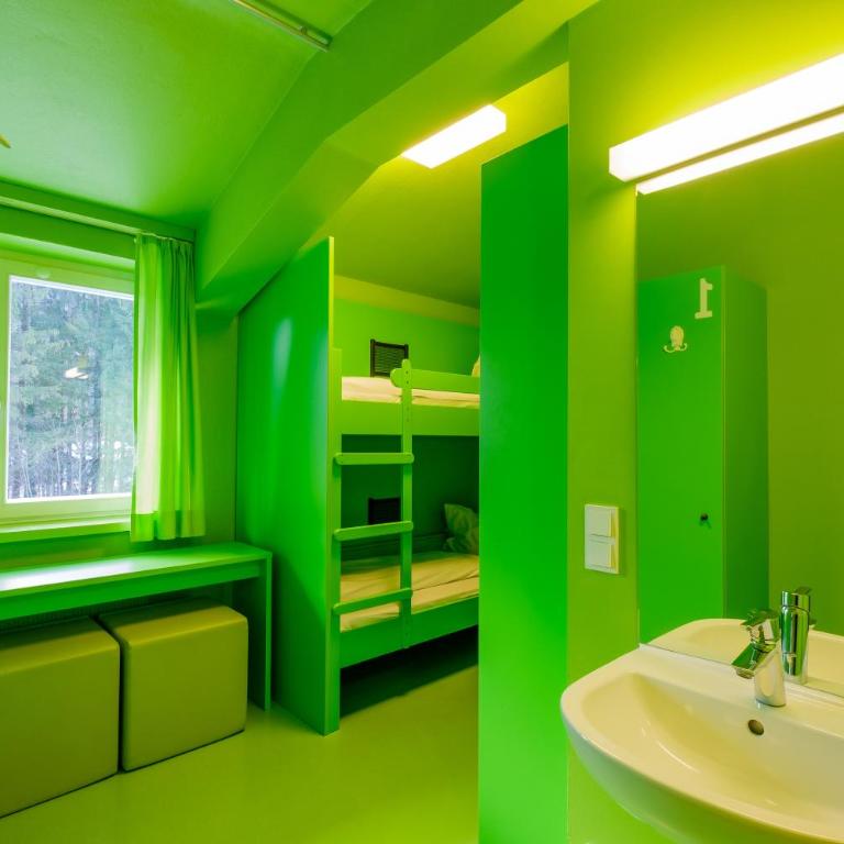 Jugendherberge Oberammergau - Privates Vierbettzimmer mit Dusche - 3