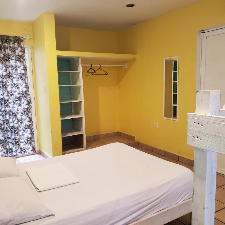 Tres Mundos Hostel - Quadruple Room with Shared Bathroom - 2
