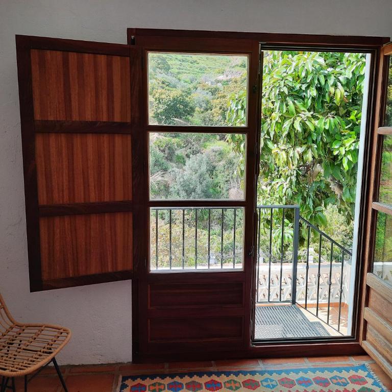 B&B rural El Oasis - Habitación con cama extragrande y vistas a la montaña - 3