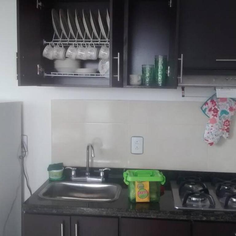 Apartamento Amoblado 3 hab 2 baños con excelente vista montañas cafeteras acogedor ambiente familiar, piscinas niños adultos, parqueadero, BBQ y ascensor con muy buena iluminación natural - Three-Bedroom Apartment - 5