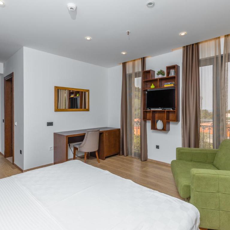 Hotel Plaza Lucice - Deluxe Double Room with Extra Bed - 1