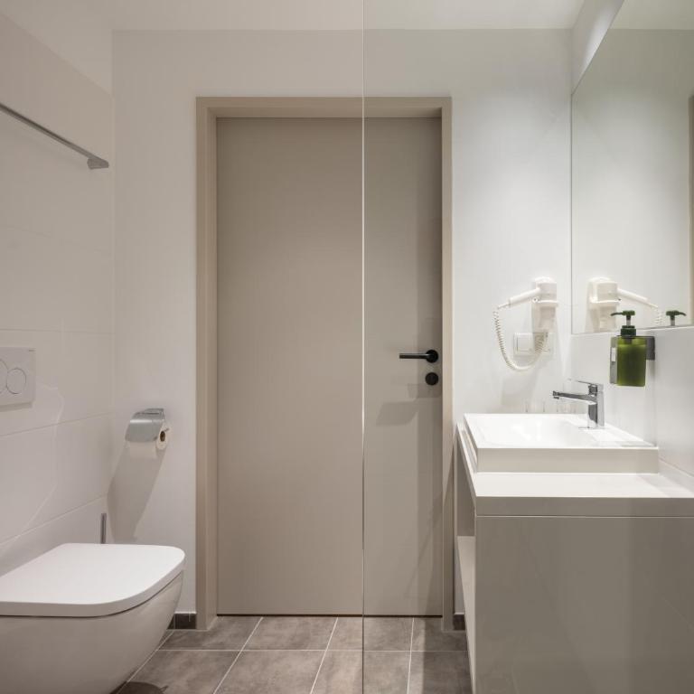 Hotel AT HOME - late arrival self check in - Doppel- oder Zweibettzimmer - 2