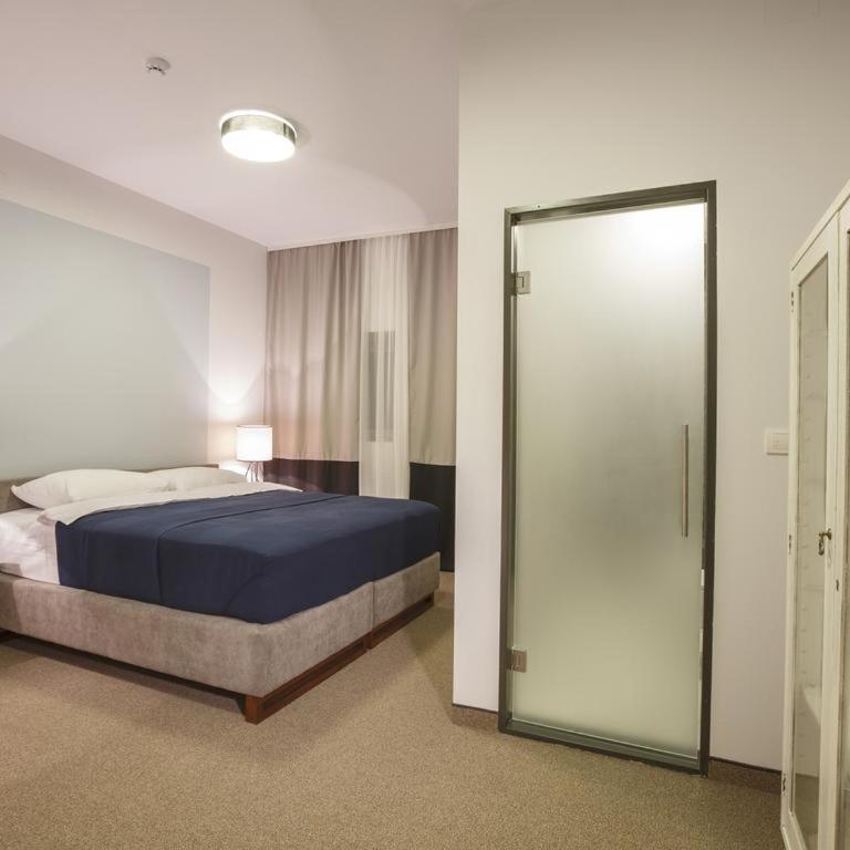 Savamala b&b - Standardna Dvokrevetna Soba sa Bračnim Krevetom - 2