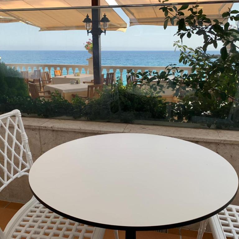 Hotel Costa Brava - Habitación Doble Deluxe en la planta baja con balcón y vistas al mar - 5