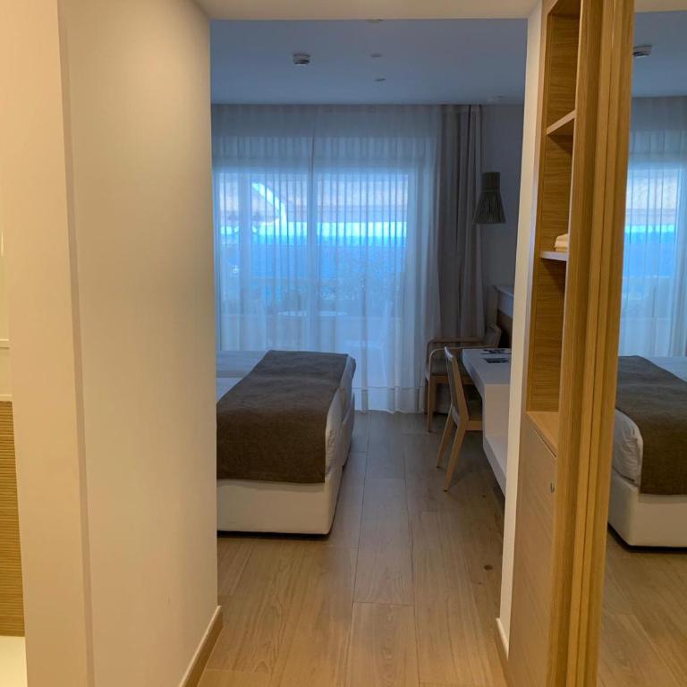 Hotel Costa Brava - Habitación Doble Deluxe en la planta baja con balcón y vistas al mar - 6