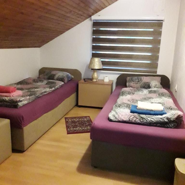 Hostel Topić - Dvokrevetna Soba sa Zasebnim Krevetima i Zajedničkim Kupatilom - 3
