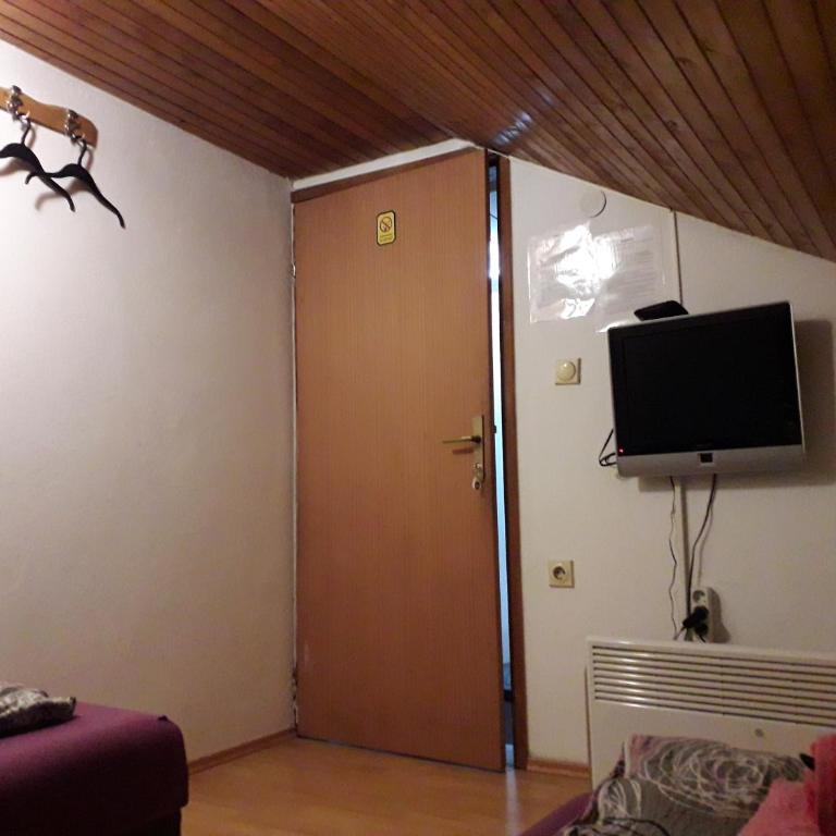 Hostel Topić - Dvokrevetna Soba sa Zasebnim Krevetima i Zajedničkim Kupatilom - 2