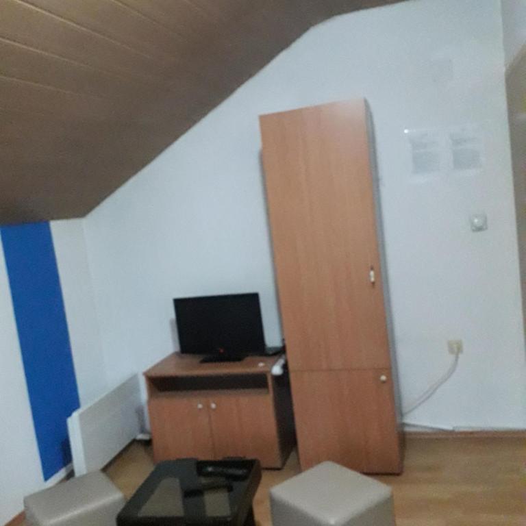 Hostel Topić - Dvokrevetna Soba s Bračnim Krevetom s Pogledom na Vrt - 3