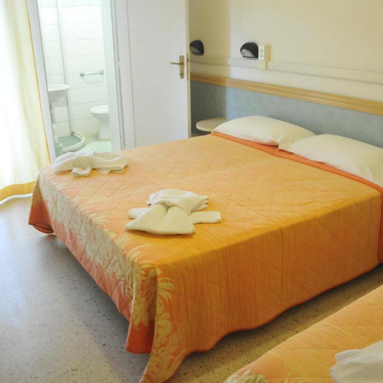 Hotel Lux - Standard Quadruple Room - 4
