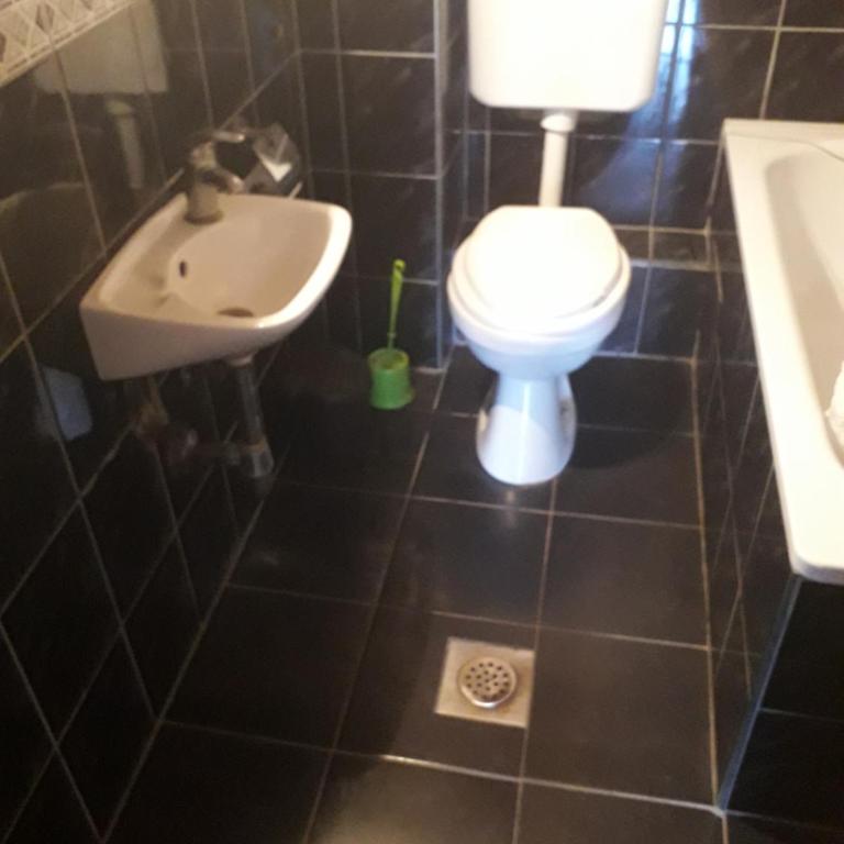 Hostel Topić - Dvokrevetna Soba sa Zasebnim Krevetima i Zajedničkim Kupatilom - 1