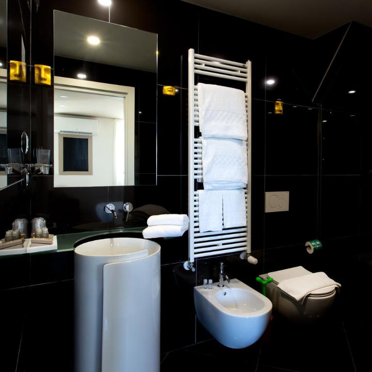 Hotel Al Campanile - Luxury Suites & Apartments - Camera Familiare con Vista Lago - 14