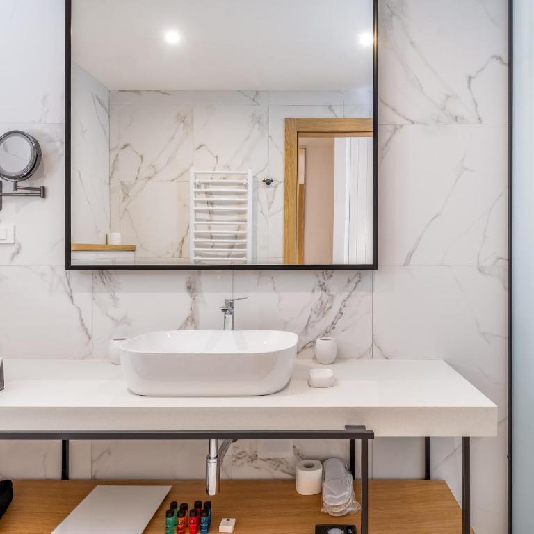 Lazure Hotel & Marina - Standard Double Room - Contemporary Building - 1