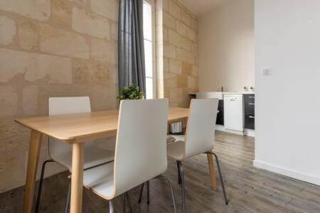 Appartement Charmant Place de Lerme - Appartement 1 Chambre - 17