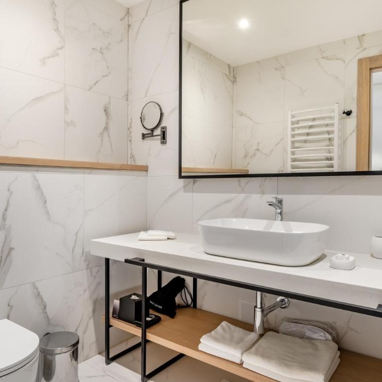 Lazure Hotel & Marina - Superior Room with Sea View - Contemporary Building - 4