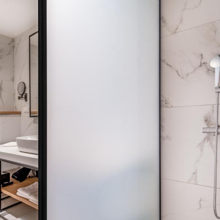 Lazure Hotel & Marina - Standard Double Room - Contemporary Building - 6