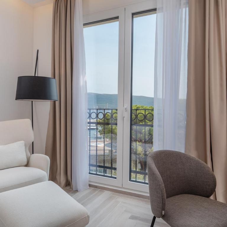 Lazure Hotel & Marina - Suite with Balcony and Sea View - Contemporary Building - 5