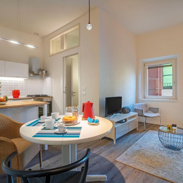 SNUG APARTMENT WITH PRIVATE COURTYARD M0270422677 - Appartamento con 2 Camere da Letto - 1