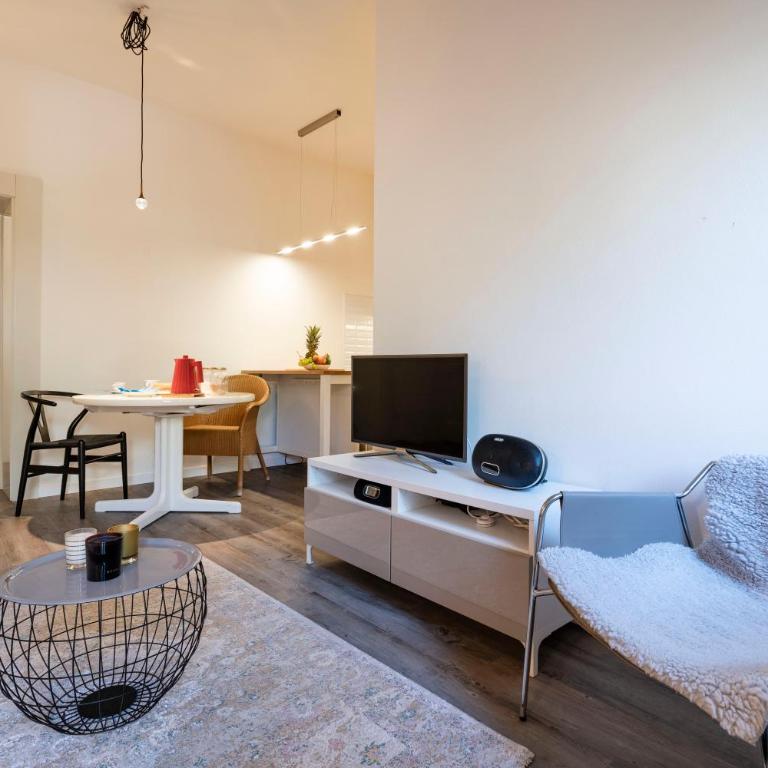SNUG APARTMENT WITH PRIVATE COURTYARD M0270422677 - Appartamento con 2 Camere da Letto - 11