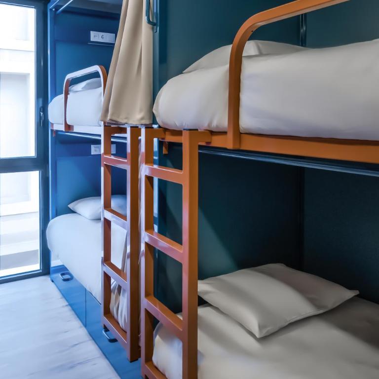 Latroupe Poblenou Beach - Bed in 4-5 Bed Mixed Dormitory Room - 4