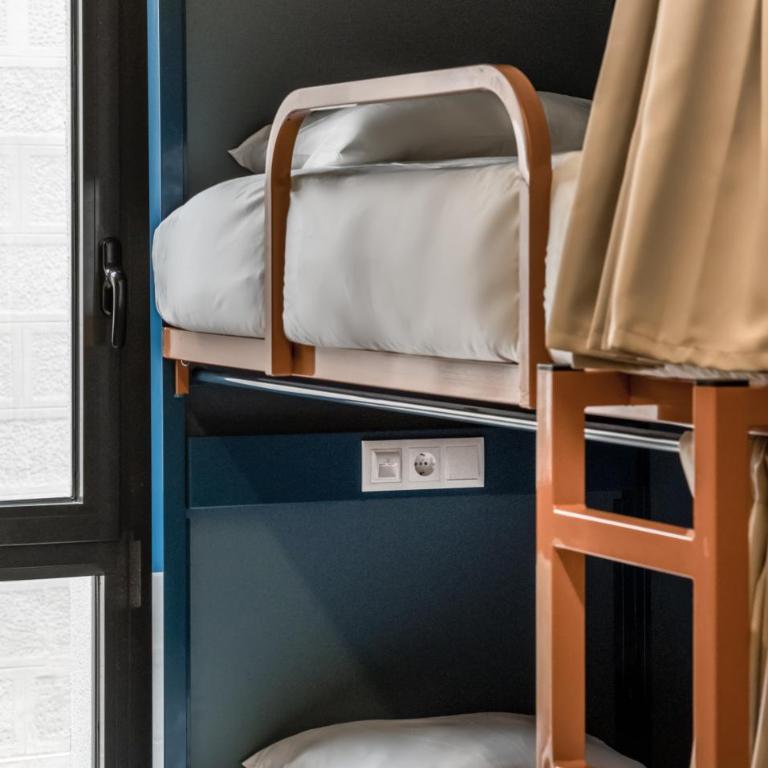 Latroupe Poblenou Beach - Bed in 4 Bed Mixed Ensuite Dormitory - 5